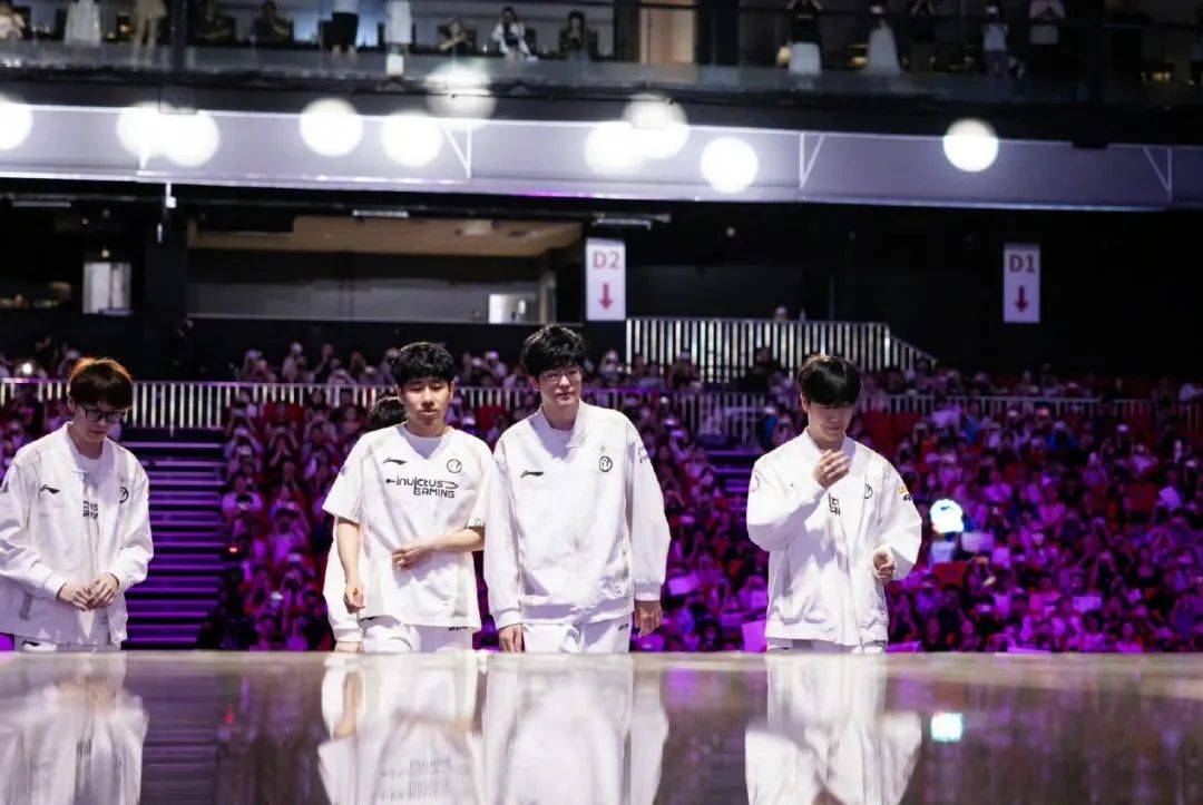 开云体育-Uzi在FPX比赛中最后时刻胜出，比赛规则变更引发热议！