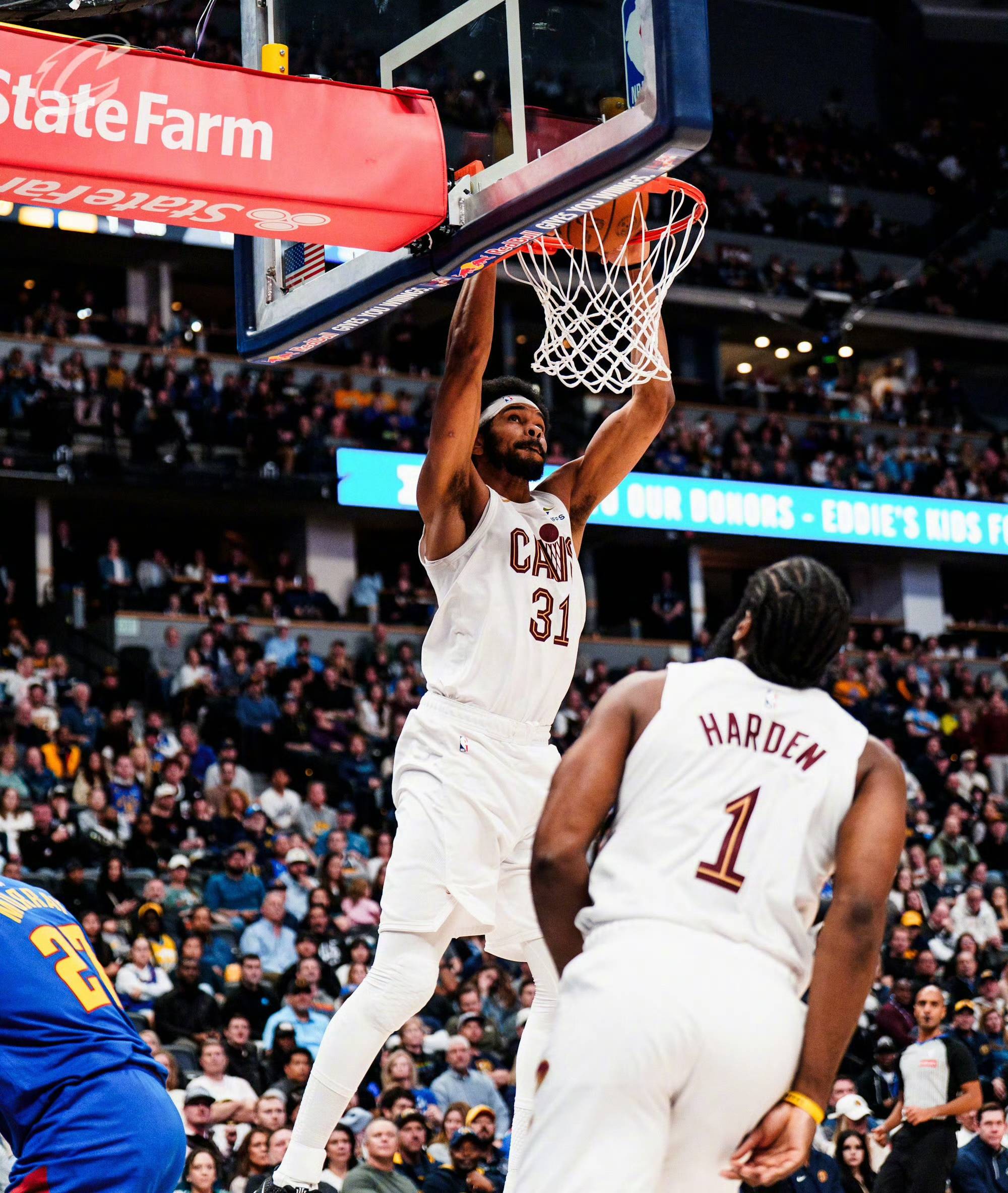 KAIYUN-关于哈登回归赛场,惊险取胜首场状态亮眼,掘金观众沸腾!的信息