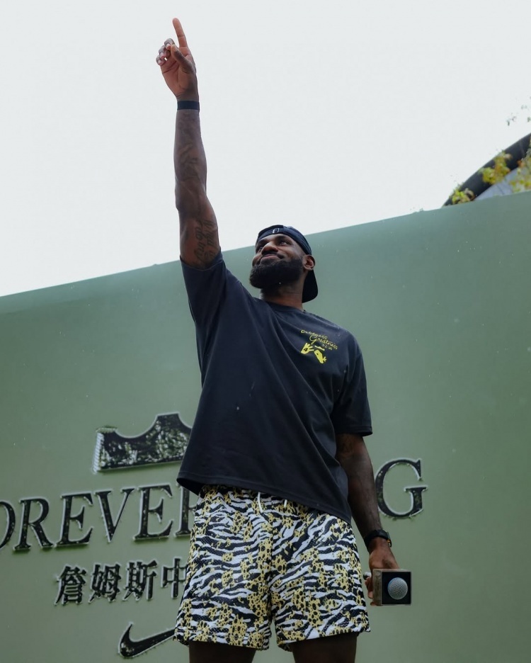 开云体育-浓眉哥迎来七赛季高光表现，C9球迷沸腾！的简单介绍