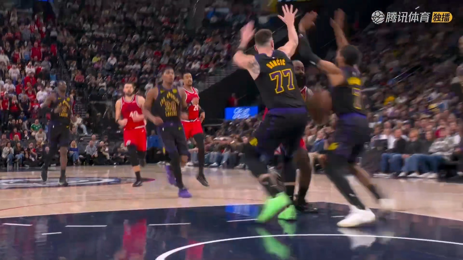 KAIYUN-哈登回归赛场，比分优势明显首场状态亮眼，湖人观众沸腾！的简单介绍